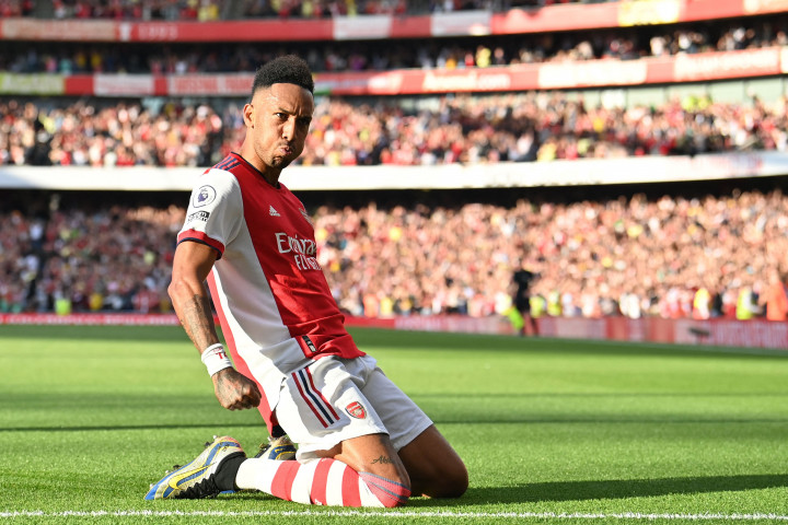 Pierre-Emerick Aubameyang melakukan selebrasi usai mencetak gol ke gawang Tottenham Hotspur pada pekan keenam Liga Inggris 2021-2022.