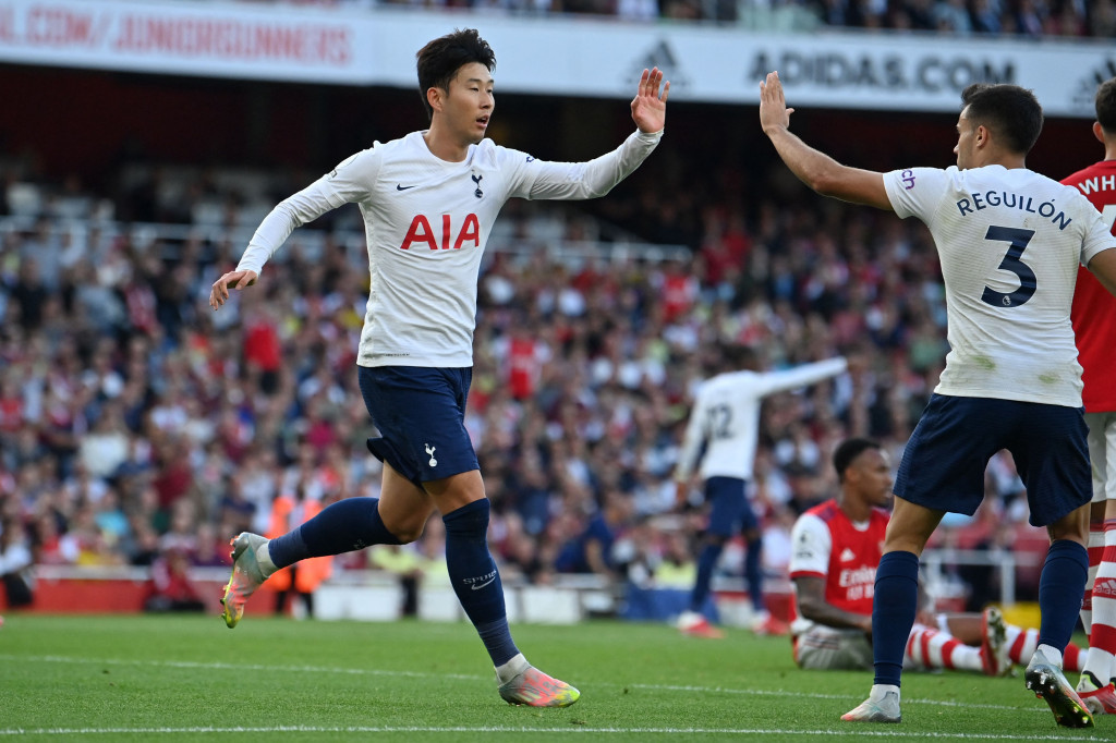 Tottenham baru bisa memangkas skor di babak kedua lewat Son Heung-min di sepuluh menit akhir laga.