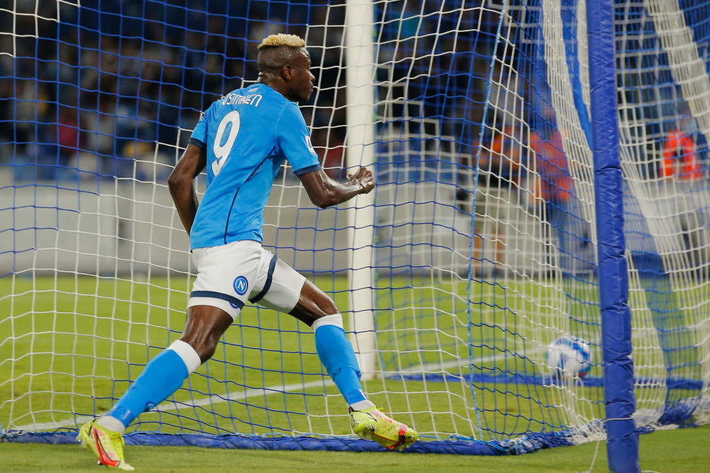 Napoli langsung membuka keunggulan pada menit ke-11. Victor Osimhen membobol gawang Cagliari melalui bola sepakan kaki kanan, memaksimalkan assist dari Piotr Zielinski.