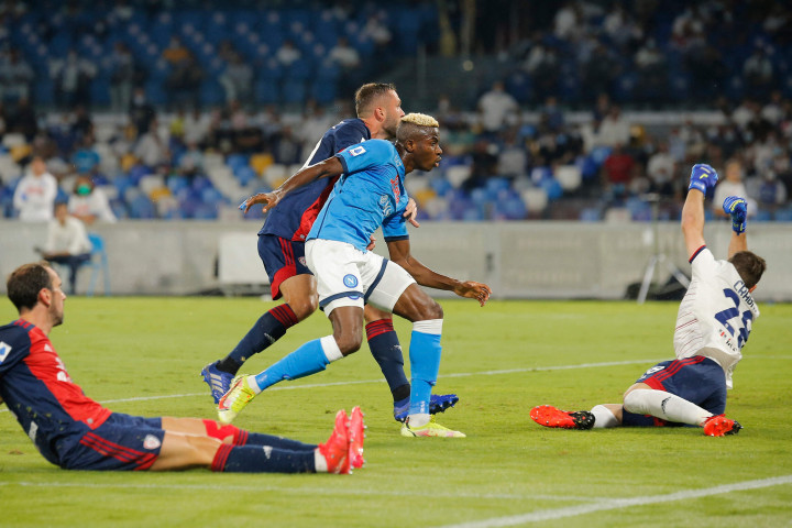 Napoli mendominasi permainan di sisa waktu babak pertama dengan 68 persen penguasaan berbandang 32 persen milik Cagliari. Meski begitu, tidak ada gol tambahan tercipta hingga turun minum.