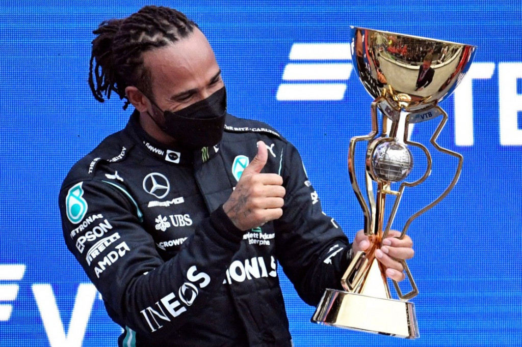 Lewis Hamilton berhasil menjadi pemenang dalam Formula 1 GP Rusia 2021. Juara dunia tujuh kali itu turut mencatatkan rekor 100 kemenangan sepanjang kariernya.