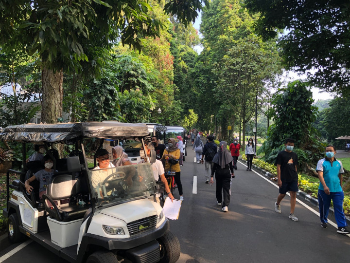 Warga berwisata di Kebun Raya Bogor, Jawa Barat, Minggu, 26 September 2021.