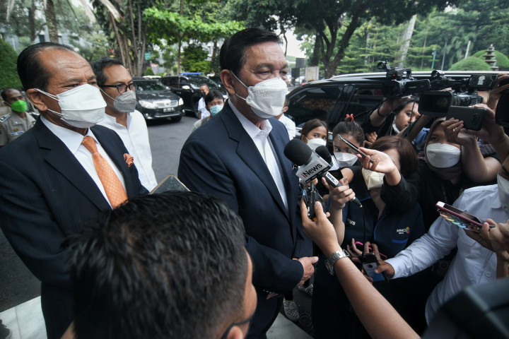 Menteri Koordinator Kemaritiman dan Investasi (Menko Marves) Luhut Binsar Pandjaitan menjawab pertanyaan awak media usai memenuhi undangan pemeriksaan sebagai pelapor atas laporannya terkait pencemaran nama baik kepada Haris Azhar dan Fatia Maulidiyanti di Direskrimsus Polda Metro Jaya, Senin, 27 September 2021.