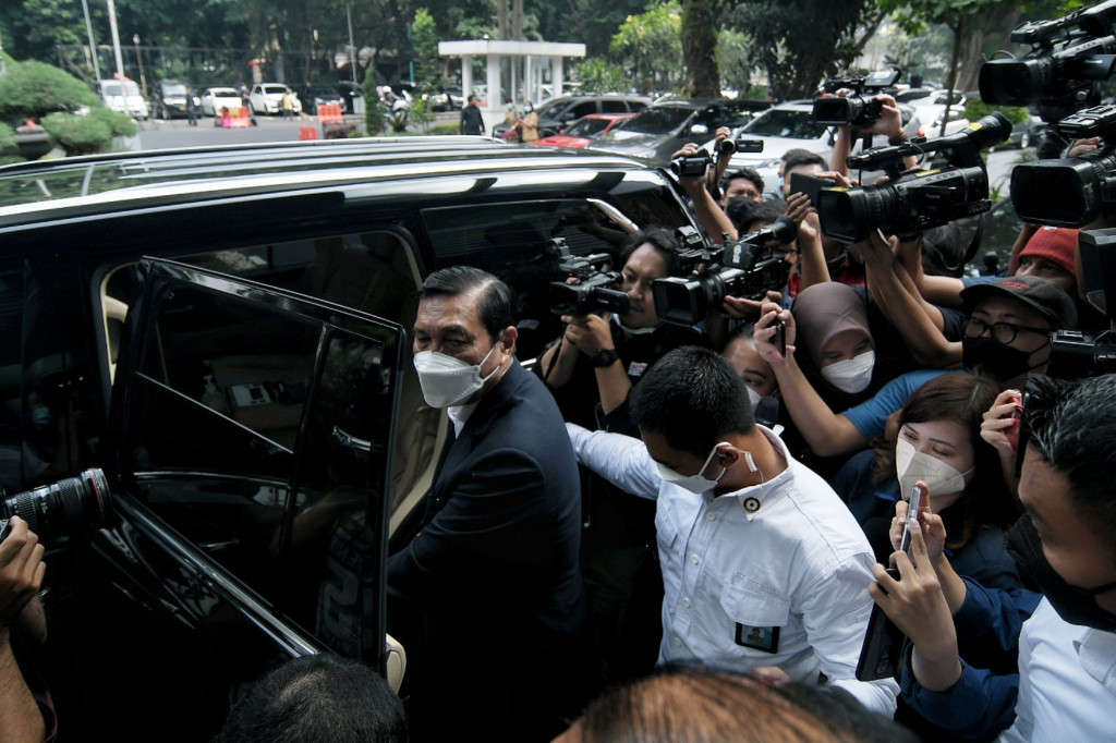 Luhut selesai menjalani pemeriksaan pada pukul 09.28 WIB. Usai diperiksa, Luhut menegaskan dirinya tidak terlibat dalam bisnis tambang di Papua seperti yang ditudingkan oleh terlapor.