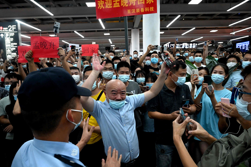Warga sudah menyemut memadati bandara Shenzhen Bao'an International Airport.
