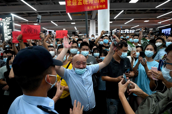 Warga sudah menyemut memadati bandara Shenzhen Bao'an International Airport.