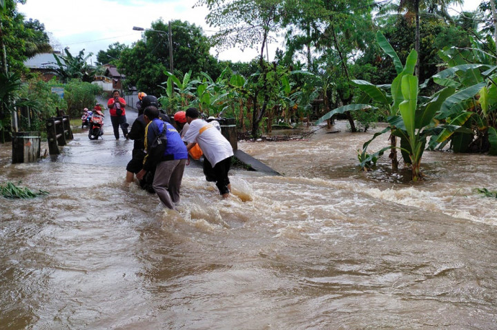 Petugas BPBD setempat sudah mendirikan posko-posko darurat guna mengantisipasi banjir susulan terjadi. Mereka sudah disiagakan sejak Minggu, 26 September 2021, dini hari. Peralatan penunjang seperti perahu karet dan pelampung juga disiapkan untuk mengevakuasi masyarakat ke tempat lebih aman.