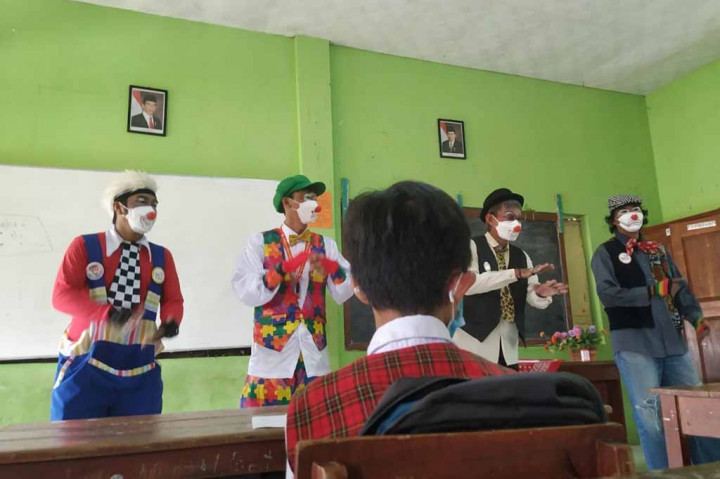 Komunitas Badut Tasik (Batik) melakukan sosialisasi dan edukasi penerapan protokol kesehatan (prokes) ke Sekolah Dasar Negeri (SDN) Dadaha, Kecamatan Tawang, Kota Tasikmalaya, Senin, 27 September 2021. 