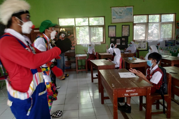 Kegiatan itu dilakukan dengan tujuan para siswa di sekolah selalu menerapkan prokes dengan ketat selama pembelajaran tatap muka.