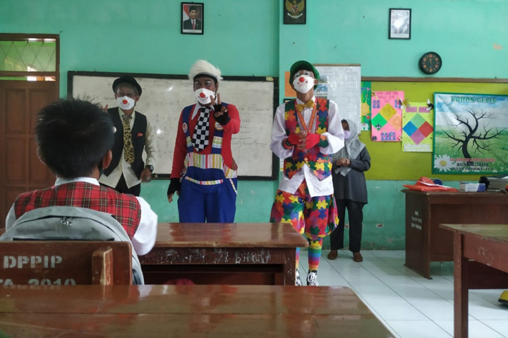 Ketua Komunitas Badut Tasik, Andy Kusmayadi mengatakan, kegiatan itu dilakukan atas inisiatif kelompoknya sendiri agar anak-anak sekolah tidak abai dalam penerapan prokes. Apalagi, ia menyebutkan, pada pekan lalu terdapat kasus Covid-19 di lingkungan sekolah yang ada di Kota Tasikmalaya.