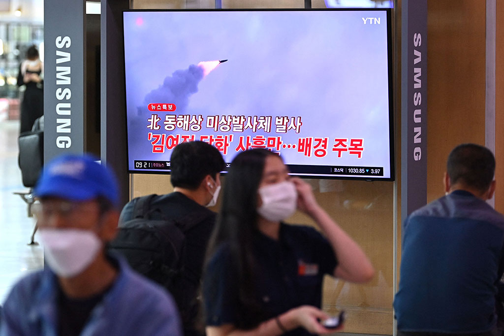 Peluncuran tersebut adalah yang terbaru dari serangkaian pesan dari Korea Utara, yang datang beberapa hari setelah saudara perempuan pemimpin Kim Jong Un, Kim Yo Jong, menggantungkan prospek pertemuan puncak antar-Korea.