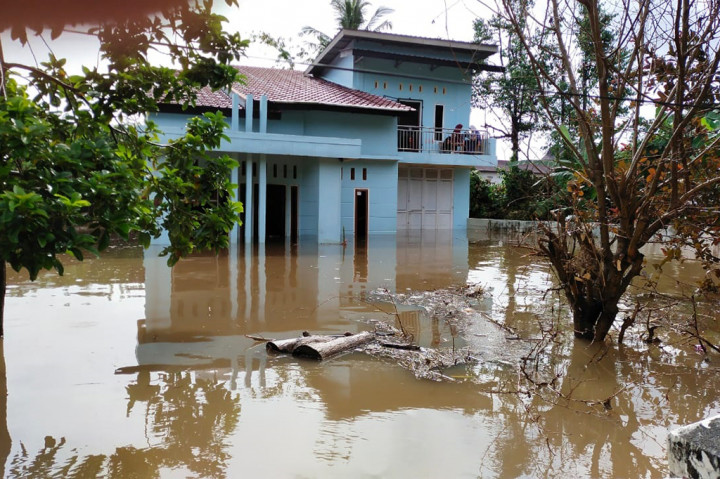 Banjir bandang menerjang Kota Lubuklinggau dan Kabupaten Empat Lawang, Sumatera Selatan, Minggu, 26 September 2021, akibat meluapnya sungai di sejumlah kecamatan di daerah itu. Puluhan rumah rusak berat akibat banjir tersebut.