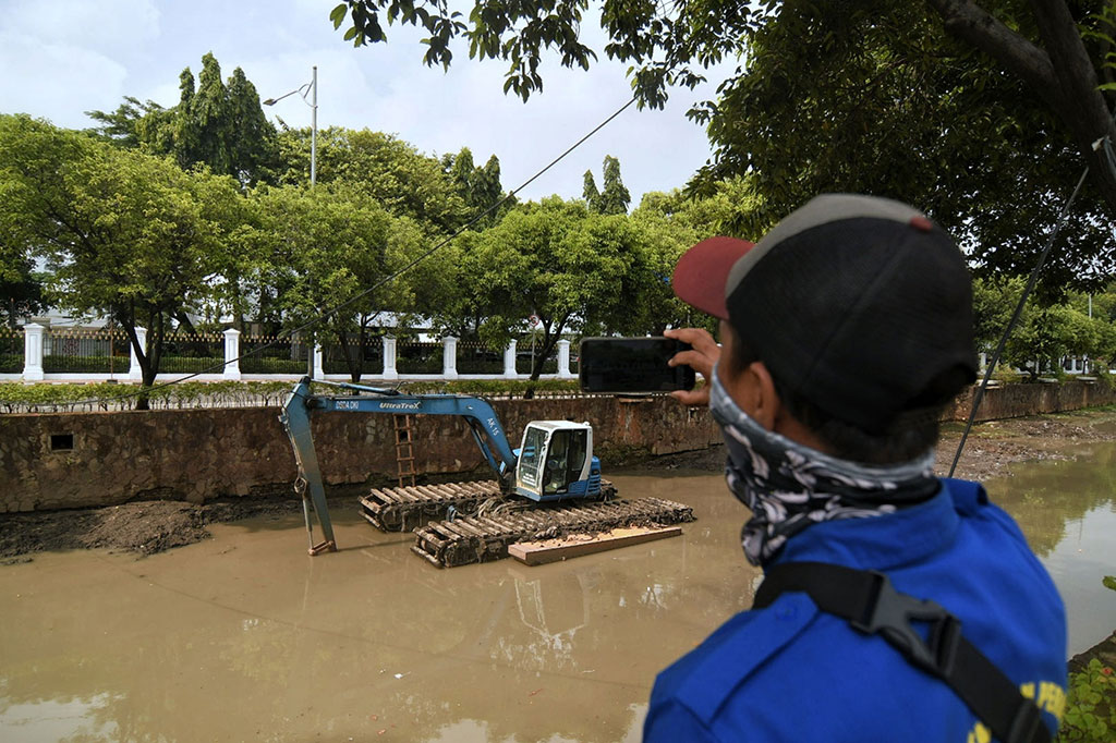 Salah satunya melakukan kegiatan pengerukan atau pengurasan saluran/kali/waduk melalui kegiatan Gerebek Lumpur di seluruh wilayah Provinsi DKI Jakarta.