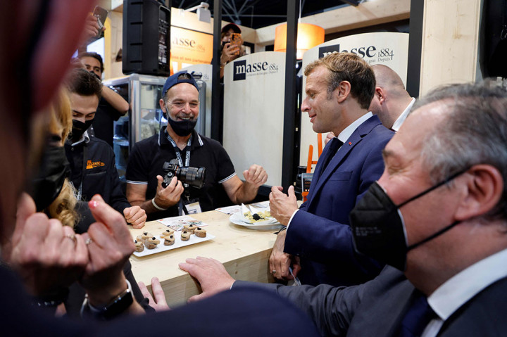 Ketika dia masih menjadi kandidat presiden pada 2017, sebuah telur menimpa kepalanya saat kunjungan di pameran pertanian nasional di Paris. Belum lama ini, seorang pria menampar wajahnya saat dia berjabat tangan dengan simpatisan di kota selatan Valence pada bulan Juni.