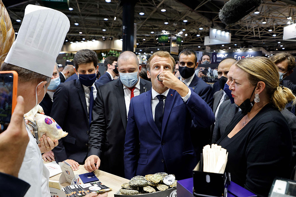 Peristiwa itu adalah gangguan yang cukup mengejutkan di tengah sambutan hangat oleh peserta pameran untuk Presiden  Macron.