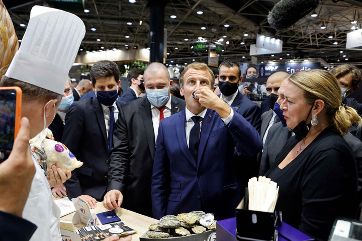 Peristiwa itu adalah gangguan yang cukup mengejutkan di tengah sambutan hangat oleh peserta pameran untuk Presiden  Macron.