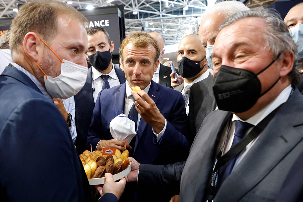 Tersangka pelaku dengan cepat diringkus dan dibawa keluar dari ruangan. Macron mengatakan dia akan mencoba berbicara dengan pelaku nanti.