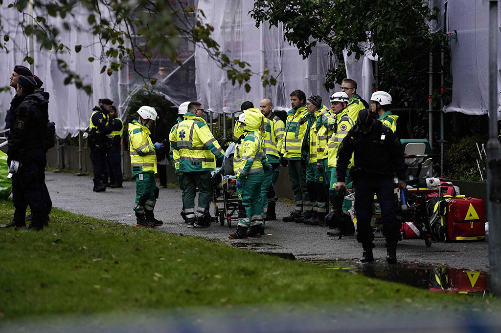 Seorang juru bicara layanan darurat mengatakan bahwa ratusan orang telah dievakuasi dari sekitar ledakan dan kebakaran. 