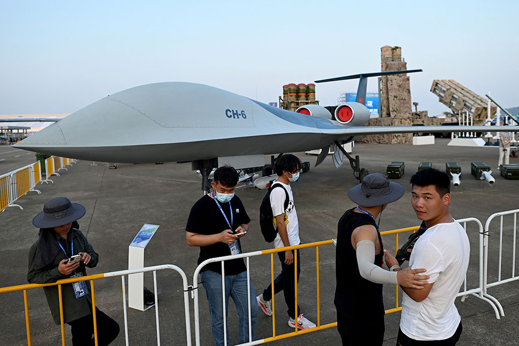 Tiongkok, Selasa, 28 September 2021, memamerkan kekuatan udaranya yang semakin canggih termasuk drone pengintai dan jet terbaru pada Pameran Penerbangan dan Dirgantara Internasional Tiongkok ke-13 di Zhuhai, Provinsi Guangdong. CH-6, prototipe drone dengan lebar sayap 20,5 meter (67 kaki), termasuk di antara teknologi domestik yang diluncurkan.
