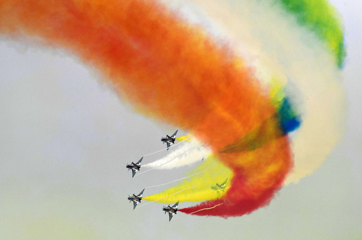 J-10 Chengdu Aircraft Corporation Angkatan Udara Tentara Pembebasan Rakyat (PLAAF) melakukan manuver selama demonstrasi penerbangan di Pameran Penerbangan dan Dirgantara Internasional Tiongkok ke-13 di Zhuhai, di Provinsi Guangdong pada Selasa, 28 September 2021.
