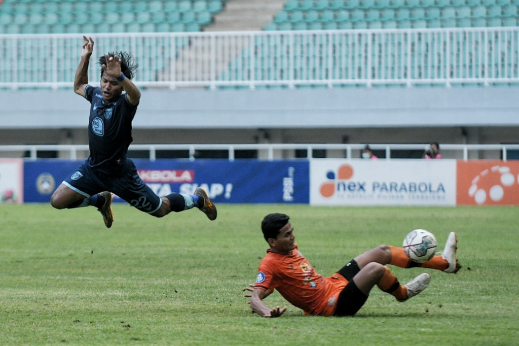 Pemain Persiraja Banda Aceh M. Rifaldi (kanan) saat mencoba menghadang pergerakan pemain Persela Lamongan Riyatno Abiyoso (kiri) pada laga lanjutan BRI Liga 1 antara Persela Lamongan melawan Persiraja Banda Aceh di Stadion Pakansari, Kabupaten Bogor, Jawa Barat.