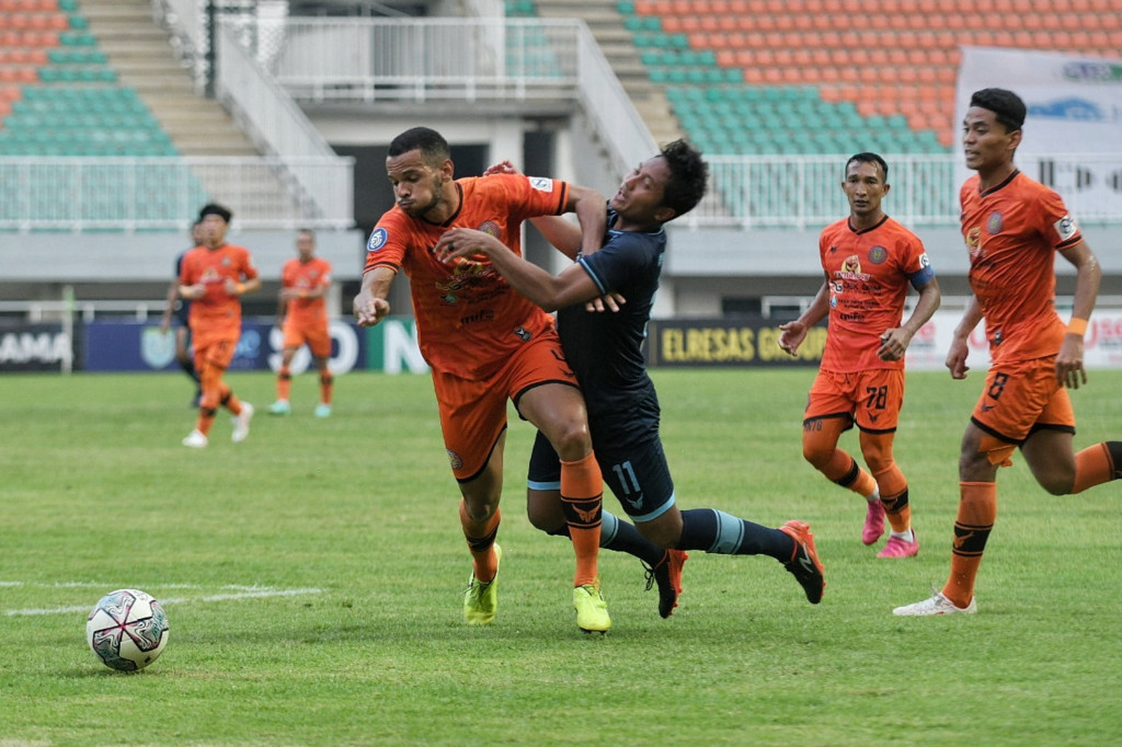 Selain itu, kemenangan ini mengantar Persela naik ke posisi 9 klasemen sementara dengan perolehan 6 poin.