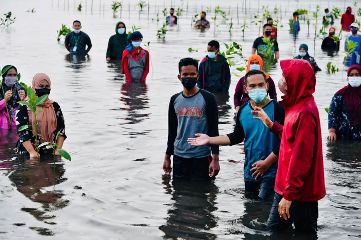Saat 'nyemplung' Presiden hanya didampingi oleh Komandan Grup A Paspampres, Kolonel Inf Anan Nurakhman dan pengawal pribadi Presiden Lettu Inf. Windra Sanur. Presiden meminta rombongan lainnya untuk tidak ikut 'basah-basahan'.