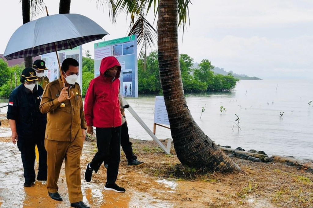 Hujan rintik-rintik menyambut kedatangan Presiden Joko Widodo di Pantai Setokok, Kecamatan Bulang, Kota Batam, Provinsi Kepulauan Riau, Selasa, 28 September 2021.
