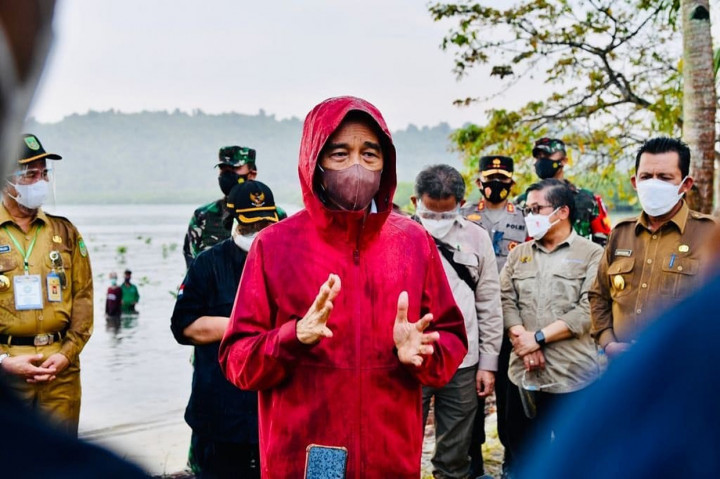 Usai menanam pohon mangrove, Presiden langsung menuju ke Bandara Internasional Hang Nadim, Kota Batam, untuk kemudian lepas landas kembali ke Jakarta. 