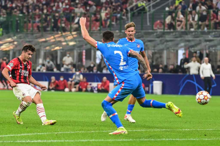 AC Milan dan Atletico bermain hati-hati di awal babak pertama. Tuan rumah memperoleh peluang terlebih dahulu pada menit ke-17 lewat sepakan kaki kiri Brahim Diaz dari luar kotak penalti. Sayang bola masih bisa diredam kiper Jan Oblak.