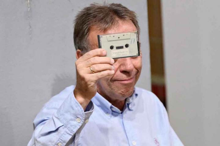 Kaset berisi rekaman wawancara empat anak sekolah Denmark dengan John Lennon dan Yoko Ono pada 1970 silam, sedang dilelang di Rumah Lelang Bruun Rasmussen, Kopenhagen pada Senin, 28 September 2021 waktu setempat.