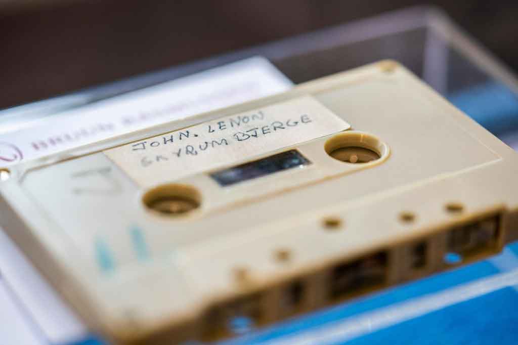 Sebuah kaset rekaman wawancara dengan John Lennon dan Yoko Ono, termasuk lagu yang tidak pernah dirilis, yang dibuat saat mereka mengunjungi Denmark pada 1970 telah terjual seharga 370.000 krona Denmark atau sekitar Rp832 juta dalam sebuah lelang di Kopenhagen pada Selasa, 27 September 2021 waktu setempat.