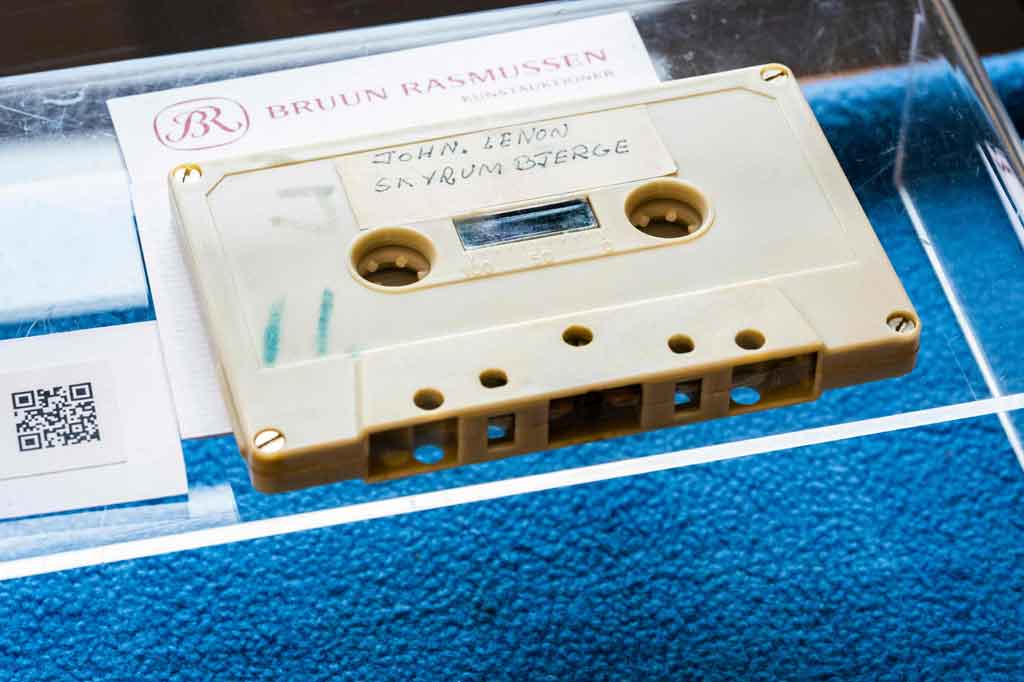 Rekaman itu dibuat pada 5 Januari 1970 oleh empat anak laki-laki Denmark berusia 16 tahun yang berhasil mewawancarai pasangan itu untuk sebuah majalah sekolah. Kaset juga memuat lagu yang tampaknya belum pernah dirilis John Lennon, yakni 'Radio Peace'.