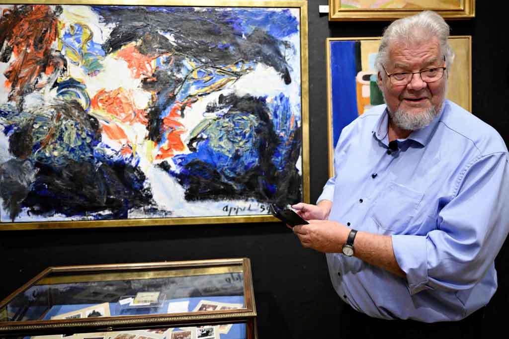 Salah satu dari empat pemilik rekaman itu, Karsten Hojen, hadir dalam lelang dan mengaku senang bisa menyampaikan pesan perdamaian dari pasangan terkenal itu kepada pemilik barunya.