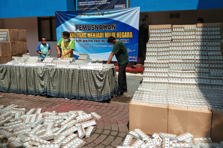 Kantor Pengawasan dan Pelayanan Bea Cukai Tipe Madya Pabean B (KPPBC TMP B) Yogyakarta, Rabu, 29 September 2021, melakukan Pemusnahan Barang Milik Negara (BMN) berupa rokok illegal dengan jumlah total sebanyak 2.976.000 batang.