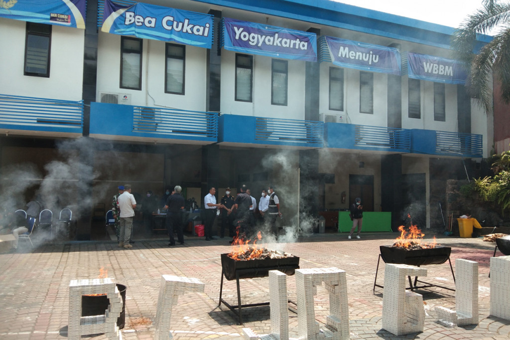 Pemusnahan BMN kali ini dilakukan dengan cara dibakar dan dirusak sehingga tidak dapat dipergunakan kembali. Kegiatan pemusnahan ini sempat tertunda dan baru dapat dilaksanakan saat ini dikarenakan terkendala PPKM yang dilaksanakan di Propinsi DIY.