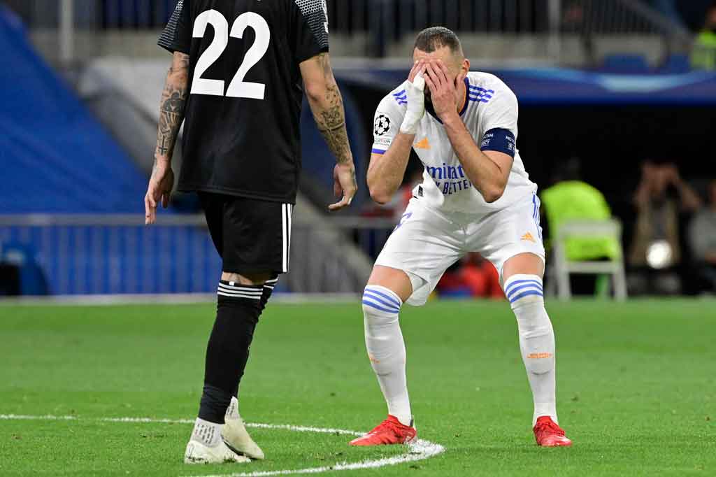 Real Madrid langsung tancap gas sejak pertandingan dimulai. Mereka mampu menciptakan dua peluang berbahaya masing-masing lewat Vinicius Junior dan Karim Benzema, namun masih dapat digagalkan lini pertahanan Sherrif.