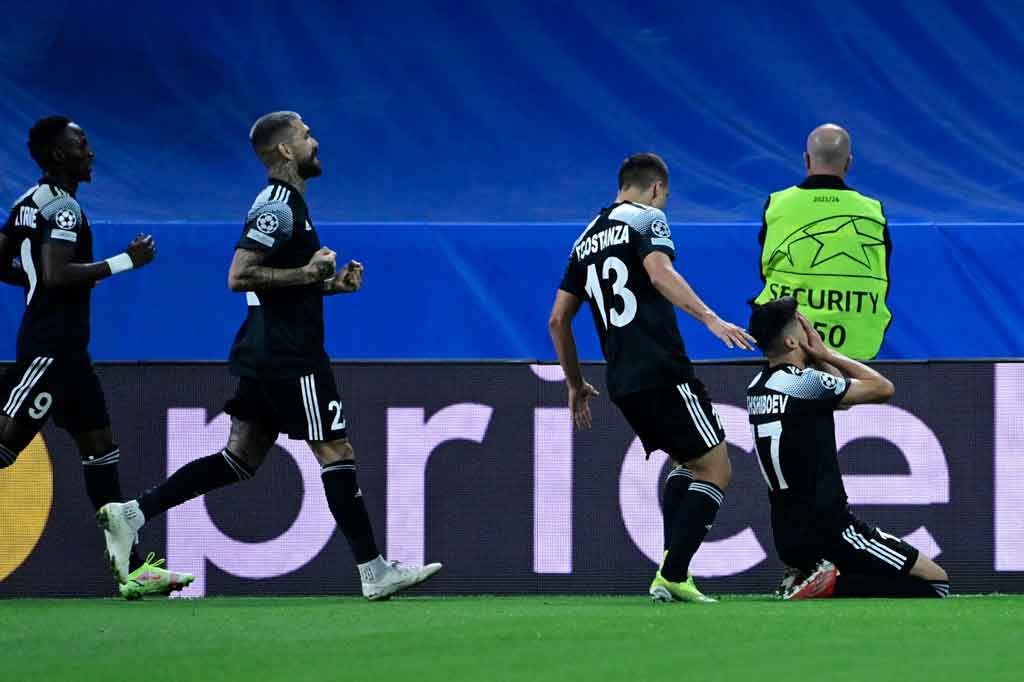 Asyik menyerang, lini pertahanan Los Blancos lengah dan justru kebobolan terlebih dahulu pada menit ke-25. Umpan lambung Cristiano dari sisi kiri dituntaskan sundulan oleh Jasurbek Yakhshiboev untuk membawa Sheriff unggul 1-0.