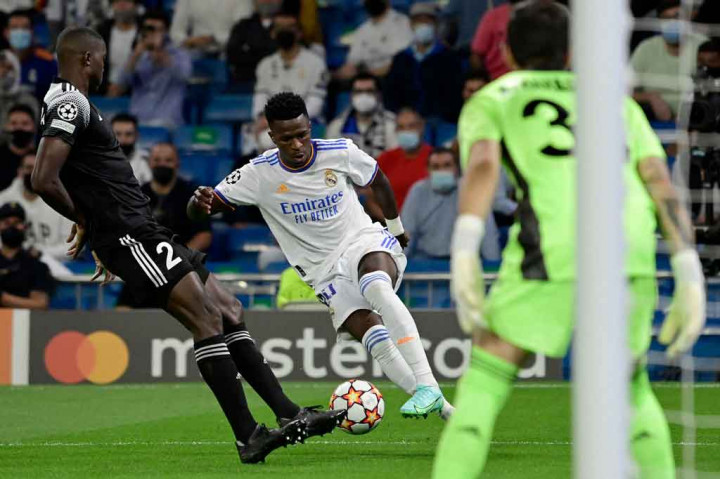 Di babak kedua Madrid menggempur pertahanan rapat Sheriff dalam kurun waktu 10 menit pertama. Namun, kiper Sheriff Georgios Athanasiadis bermain sangat baik dalam mengamankan gawangnya.