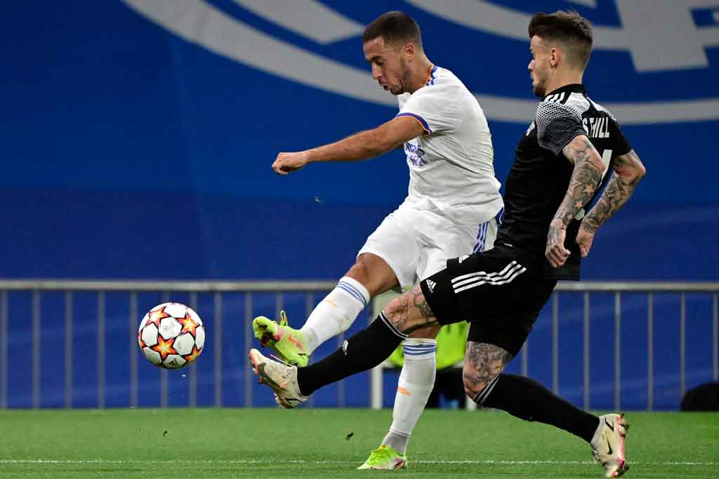 Terkejut dengan gol tersebut, Los Blancos seperti kehilangan ritme permainan mereka dan beberapa kali mampu dimanfaatkan Sheriff lewat serangan balik. Sementara serangan-serangan Madrid tidak memberikan ancaman berarti dan terlalu mudah dipatahkan tim lawan. Tidak ada gol tambahan hingga babak pertama usai.