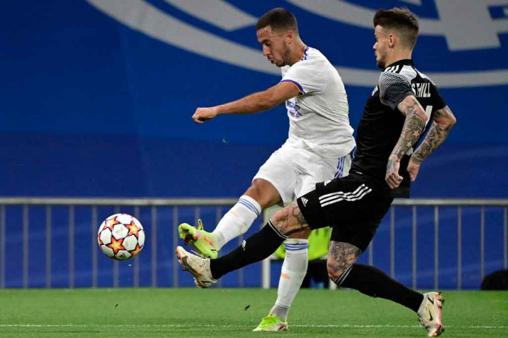 Terkejut dengan gol tersebut, Los Blancos seperti kehilangan ritme permainan mereka dan beberapa kali mampu dimanfaatkan Sheriff lewat serangan balik. Sementara serangan-serangan Madrid tidak memberikan ancaman berarti dan terlalu mudah dipatahkan tim lawan. Tidak ada gol tambahan hingga babak pertama usai.