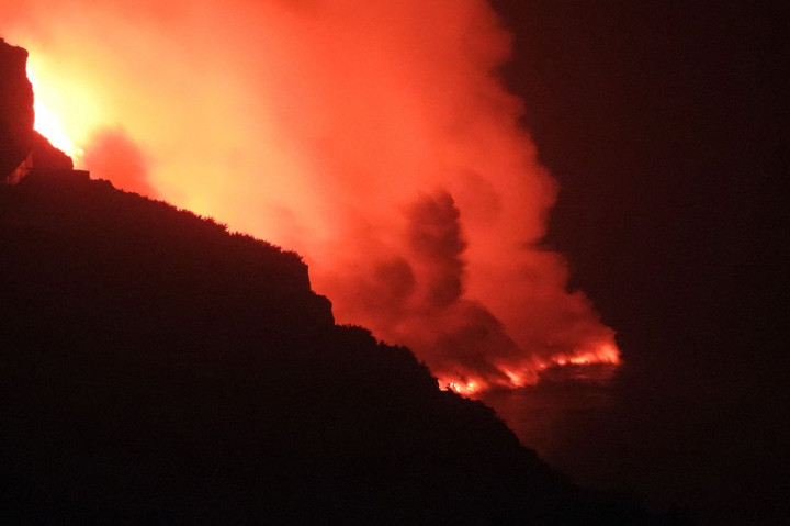 Ribuan orang dievakuasi dan tiga desa di pesisir ditutup sejak 27 September untuk mengantisipasi pertemuan lava dengan Samudra Atlantik.