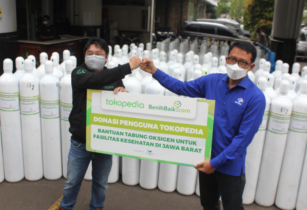 Ketua Yayasan Media Group Ali Sadikin (kanan) menerima secara simbolis Tabung Oksigen dari CO Founder &CMO BenihBaik,com Firdaus Juli (kiri) bantuan dari Tokopedia di Komplek Media Group, Jakarta.