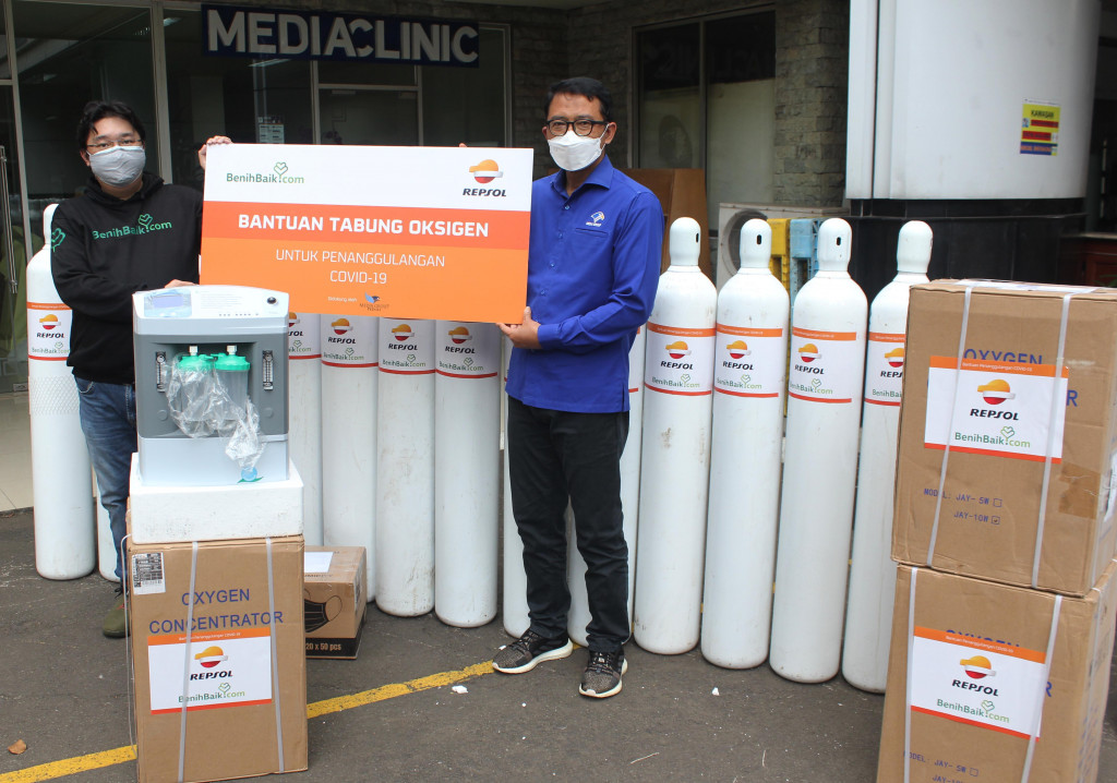 Ketua Yayasan Media Group Ali Sadikin (kanan) menerima secara simbolis Tabung Oksigen, Oxcygen Councentra dan masker medis dari CO Founder &CMO BenihBaik,com Firdaus Juli (kiri) bantuan dari Repsol Sakakemang B.V di Komplek Media Group, Jakarta.