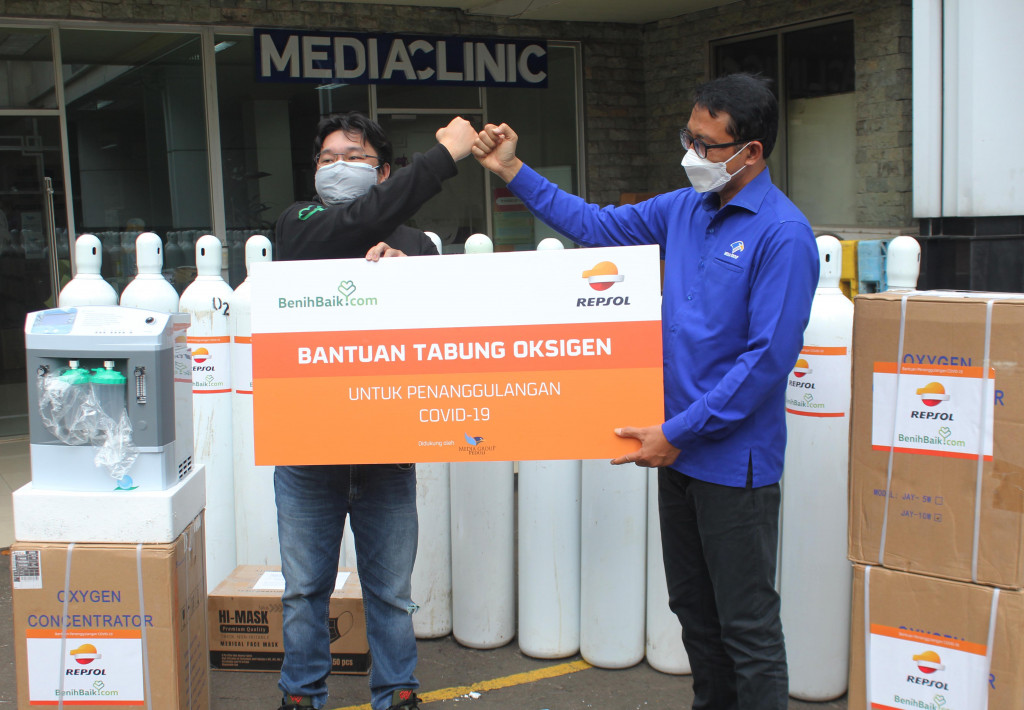 Adapun bantuan yang diberikan Tokopedia berupa 192 tabung oksigen berukuran enam meter kubik, dan Repsol Sakakemang B.V menyerahkan bantuan sebanyak 14 tabung oksigen berukuran enam meter kubik, 4 unit oxygen concentrator OLV-10, dan 13 boks surgical mask.