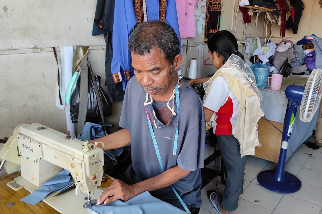 Berbekal dengan keterampilan menjahit, keduanya sukses menggeluti usaha jahitan pakaian. Bahkan saat ini, keduanya sudah bisa menyewa salah satu ruangan yang ada di Pasar Tingkat Maumere untuk usaha menjahit.