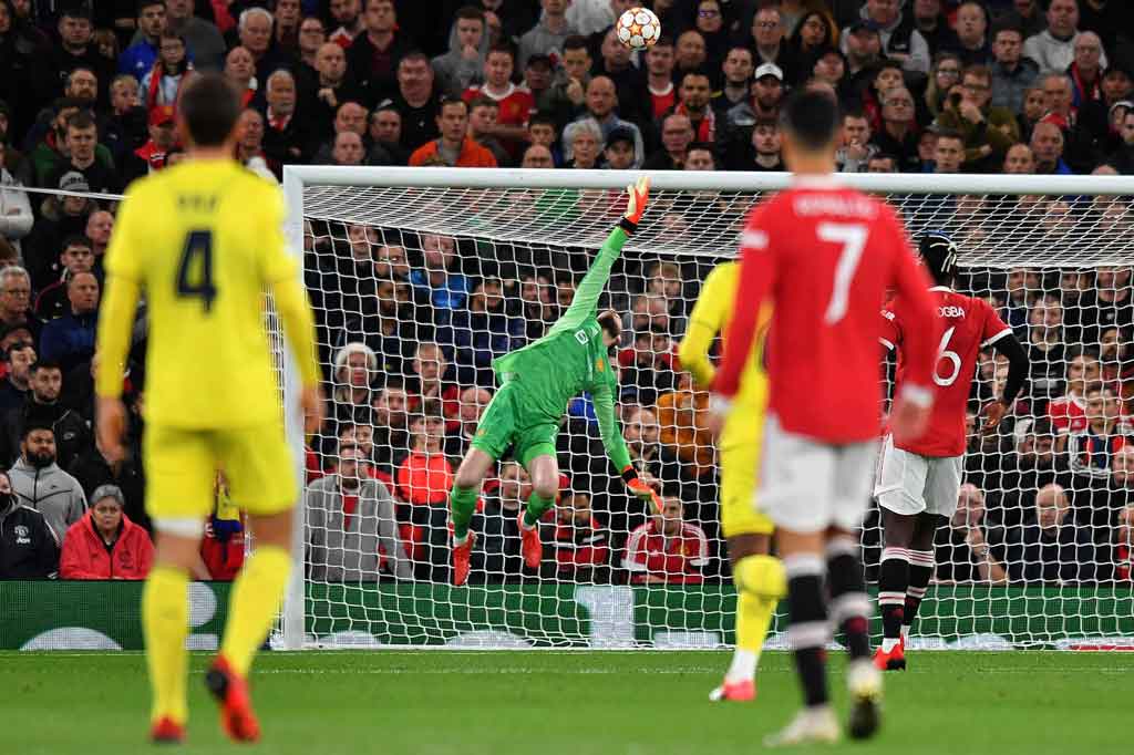 Tim tamu sudah memberikan ancaman saat laga baru berjalan enam menit. Tendangan Arnaut Danjuma ke arah gawang tuan rumah masih bisa ditepis David De Gea. 10 menit berelang De Gea lagi-lagi berhasil mengamankan bola dari ancaman Paco Alcacer. 