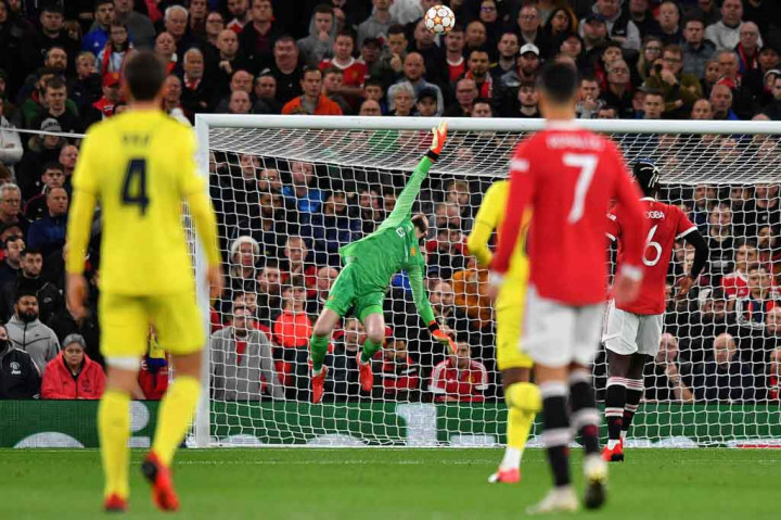 Tim tamu sudah memberikan ancaman saat laga baru berjalan enam menit. Tendangan Arnaut Danjuma ke arah gawang tuan rumah masih bisa ditepis David De Gea. 10 menit berelang De Gea lagi-lagi berhasil mengamankan bola dari ancaman Paco Alcacer. 