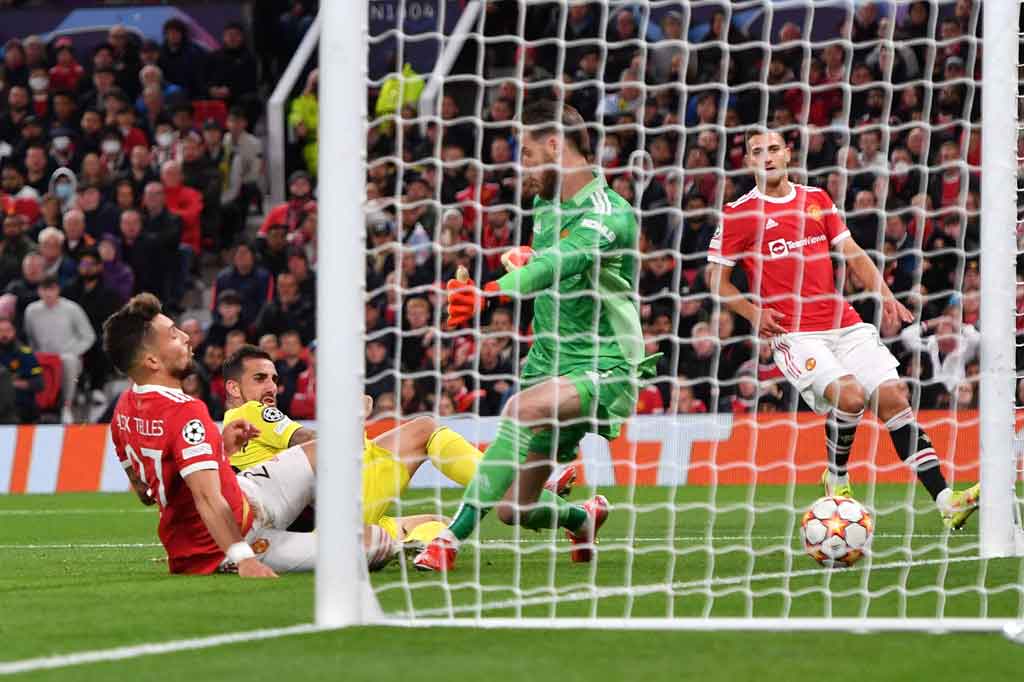 Villarreal akhirnya berhasil memecah kebuntuan delapan babak kedua berjalan. Paco Alace menyambar bola umpan tarik Danjuma di depan gawang MU yang tidak bisa dihentikan De Gea. The Yellow Submarine unggul 1-0.  