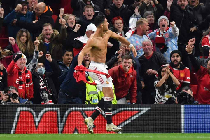 MU akhirnya berhasil berbalik unggul berkat sepakan Cristiano Ronaldo dari sudut sempit di menit-menit akhir babak kedua. Skor 2-1 untuk kemenangan tuan rumah bertahan hingga laga usai.